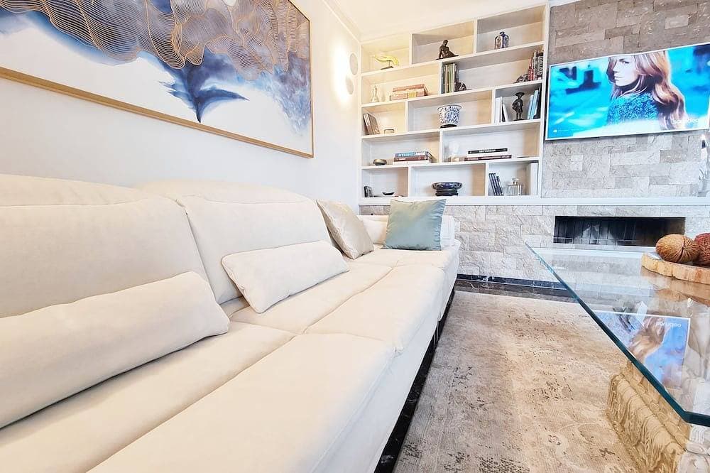 Foto 10 von 30: One 360 Skyline Athens - Penthouse Suite with private Infinity Jacuzzi