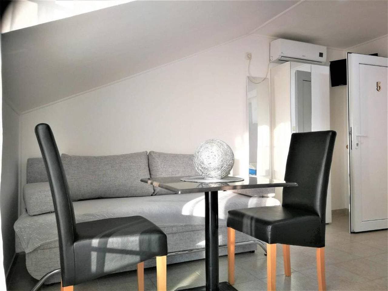 Foto 3 von 47: Apartments Milic - Studio Apartment with Sea View 4 - 2