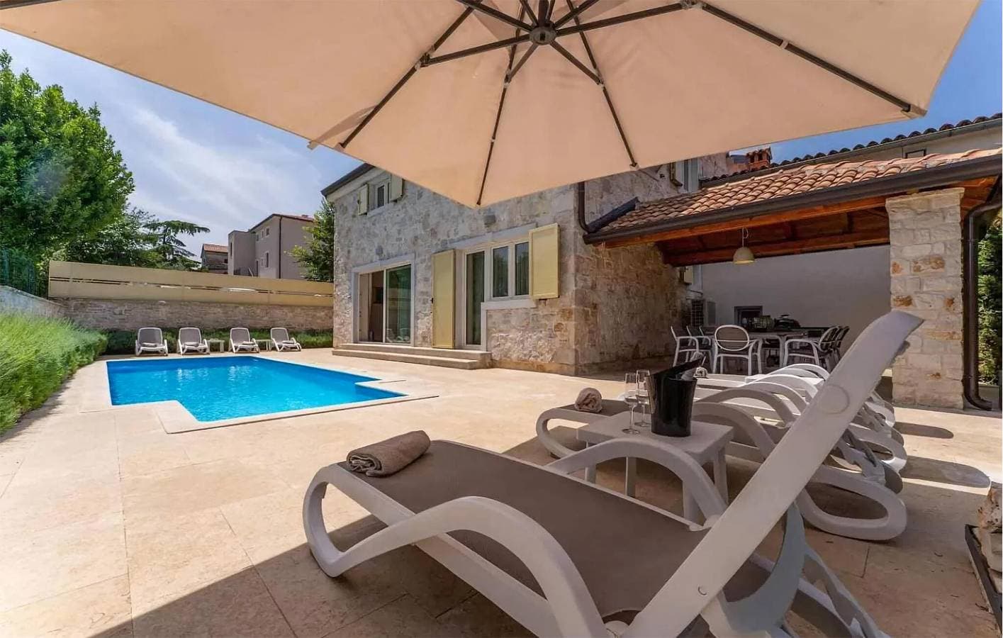 Foto 10 von 49: Geräumige 2-Zimmer-Wohnung mit Pool in der Nähe der Pizzeria Capri