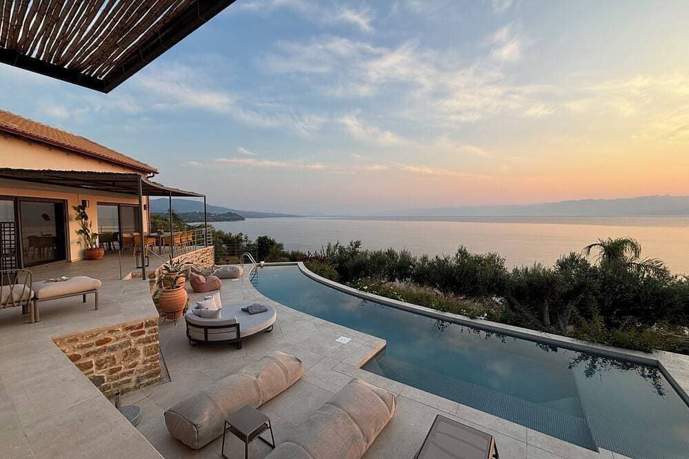 Foto 8 von 9: Luxury Villa with Private Swimming Pool & Sea View