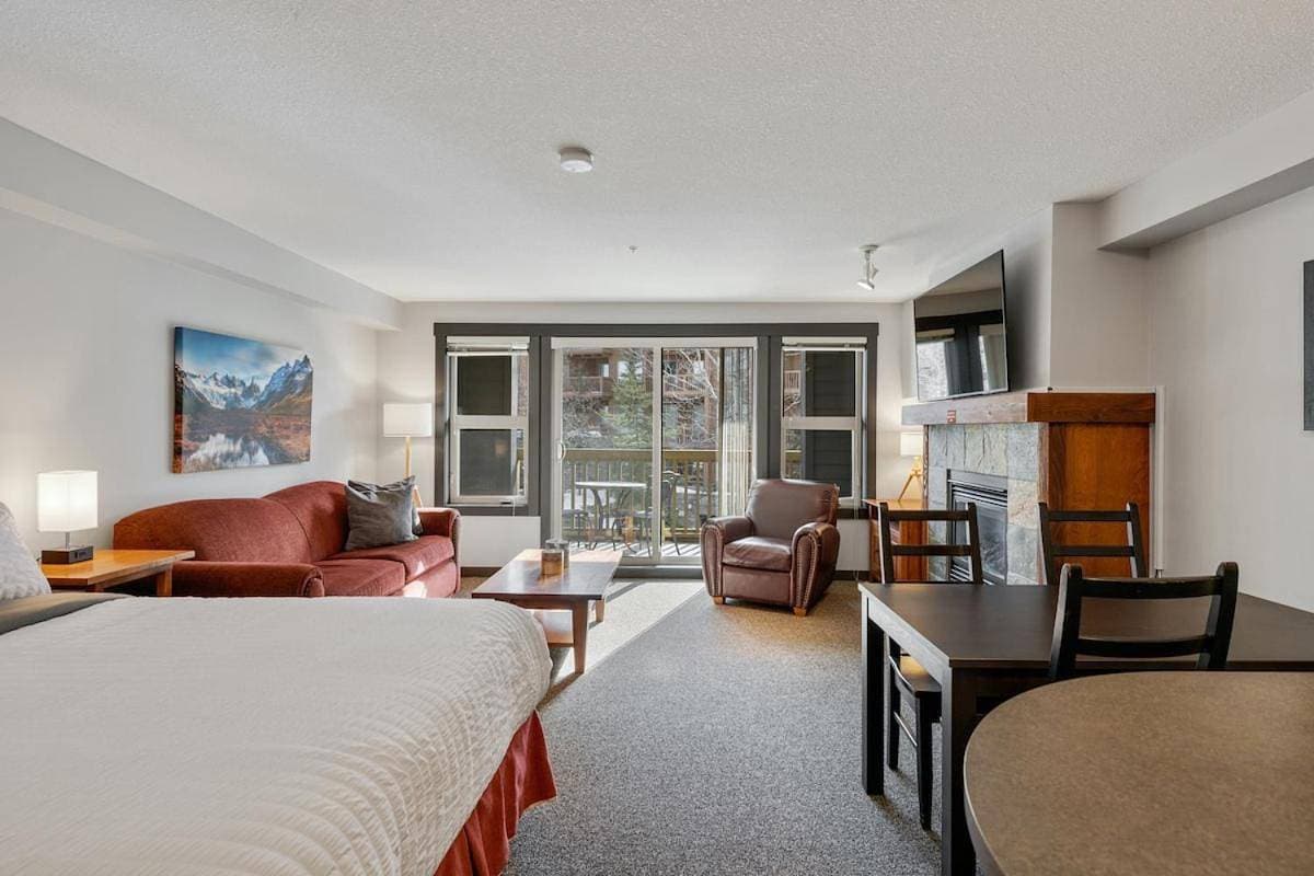Spacious Studio with Ski In and Out, Pools & Hot Tubs 1