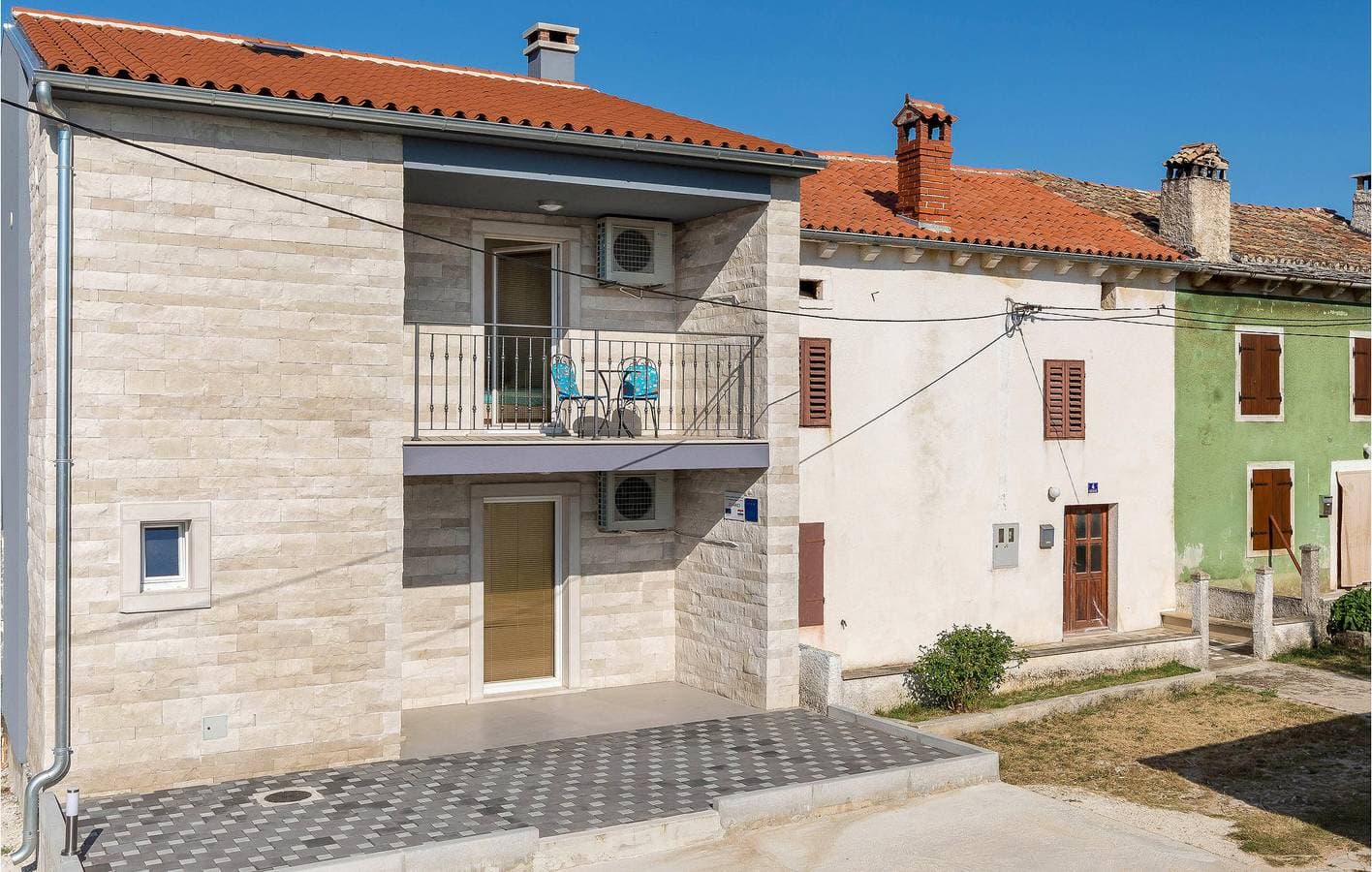 Modernes Apartment mit 2 Schlafzimmern, Pool und WLAN in der Nähe von Manjadvorci 1