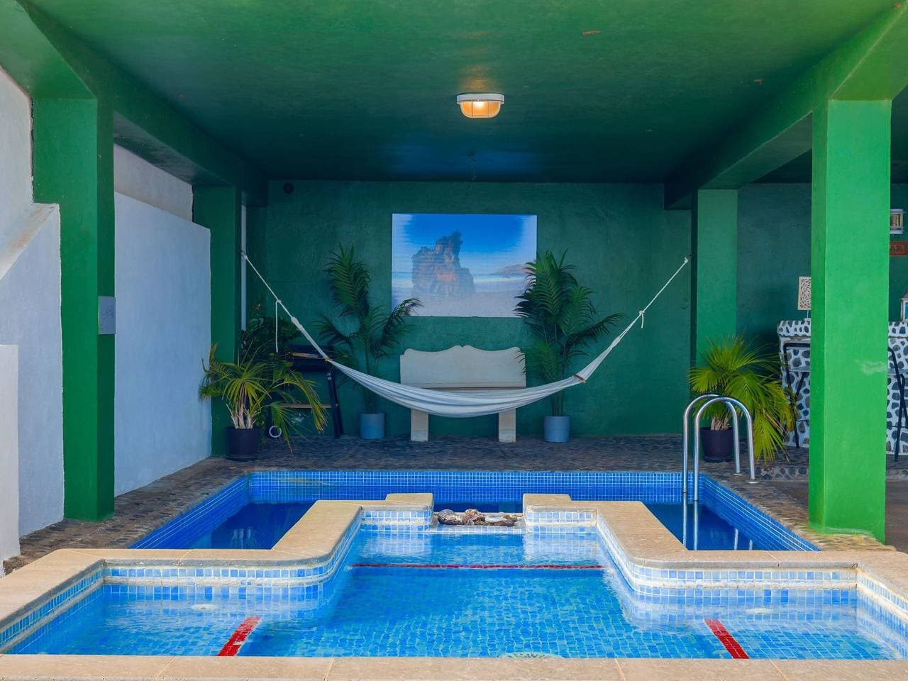 Foto 10 von 38: Zweitstöckiges Ferienvilla mit Terrassen, Pool, Sauna sowie herrlichem Berg- un