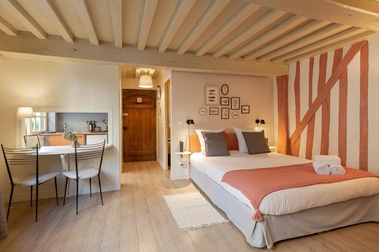 Couleur Corail Studio Peaceful gem & shared yard Central Honfleur 1