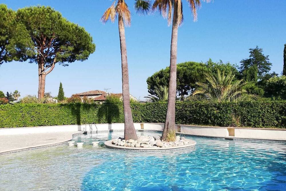 Large 2-room luxury apartment with swimming pool, tennis court, parking 1