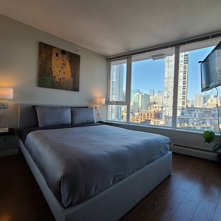 Foto 2 von 9: Charming Dwelling Downtown Vancouver
