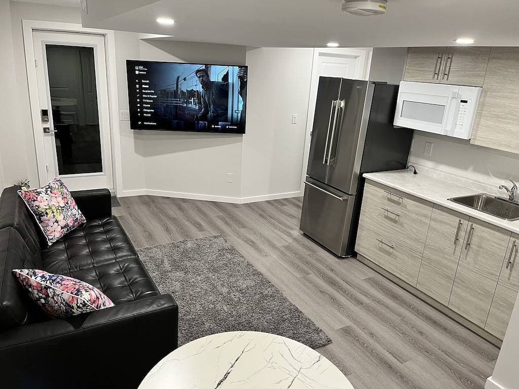Foto 5 von 23: Cozy Private 1-bedroom Basement Suite with free parking