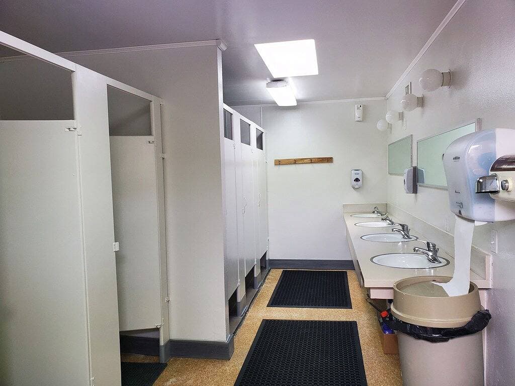 Foto 8 von 16: Main floor studio well-furnished room.  Unit 2 with bath/shower bidet toilet