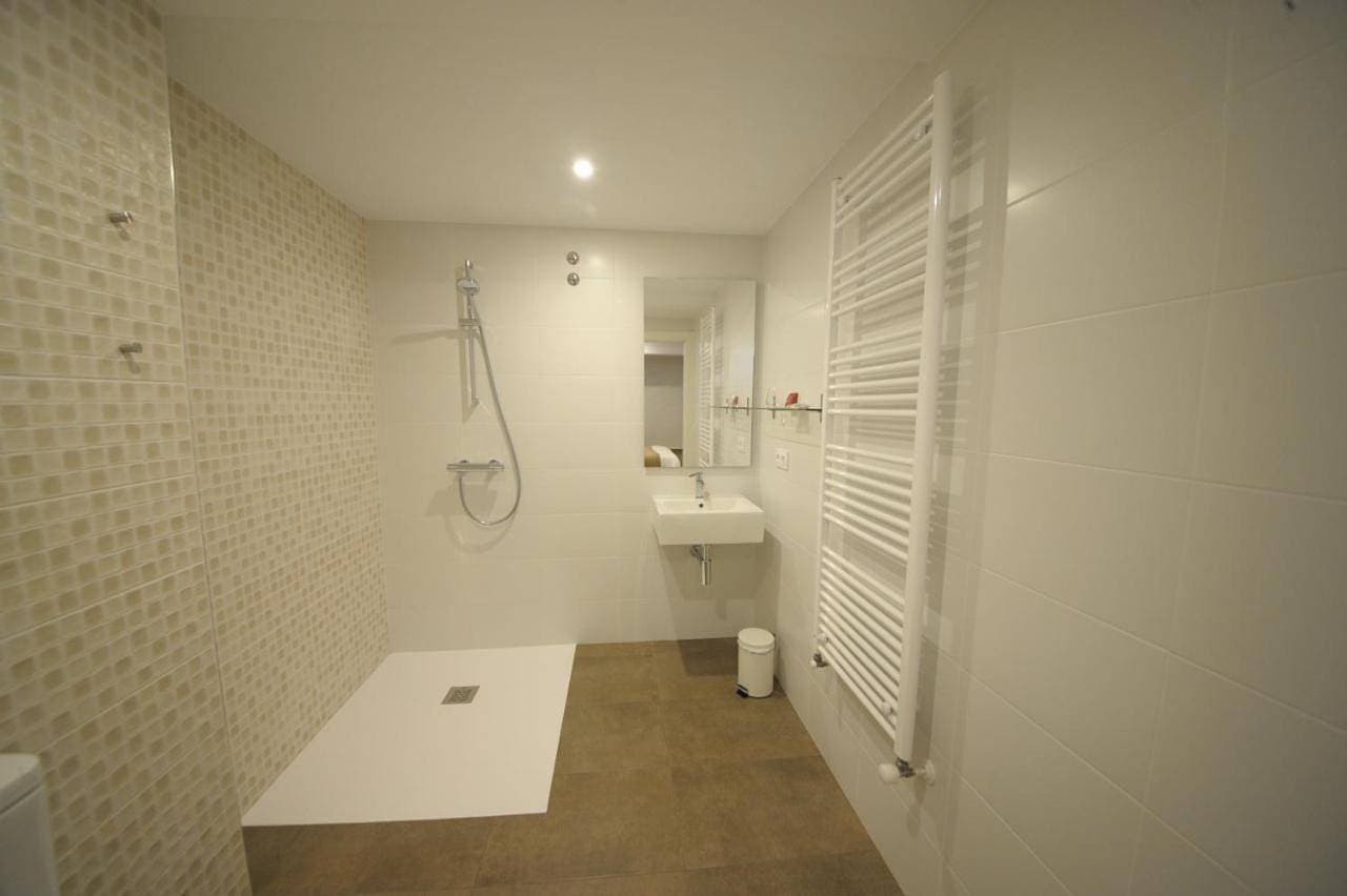 Foto 7 von 9: King Room with Roll-In Shower - Disability Access