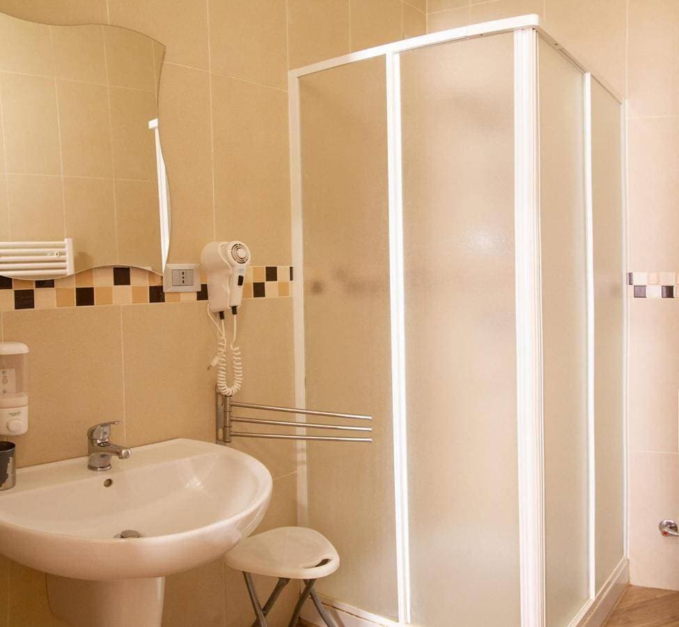 Foto 5 von 27: Twin Room with Private Bathroom