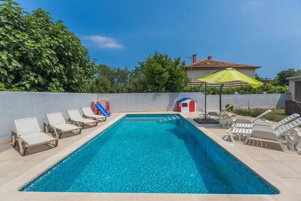 Foto 3 von 23: Ferienwohnung für 4 Personen mit Pool