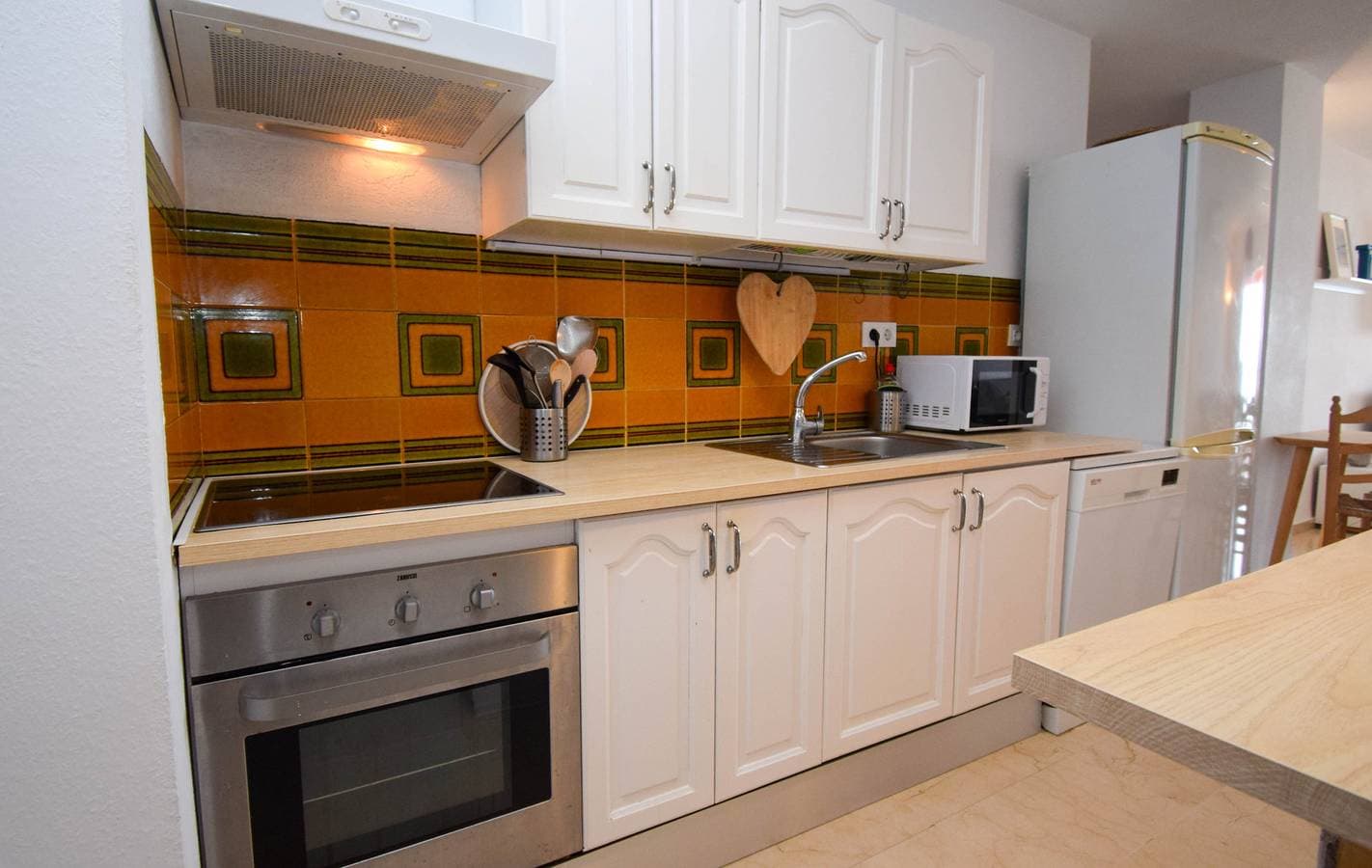 Foto 7 von 26: Ref: 276. 2 bedroom seafront apartment with pool and parking