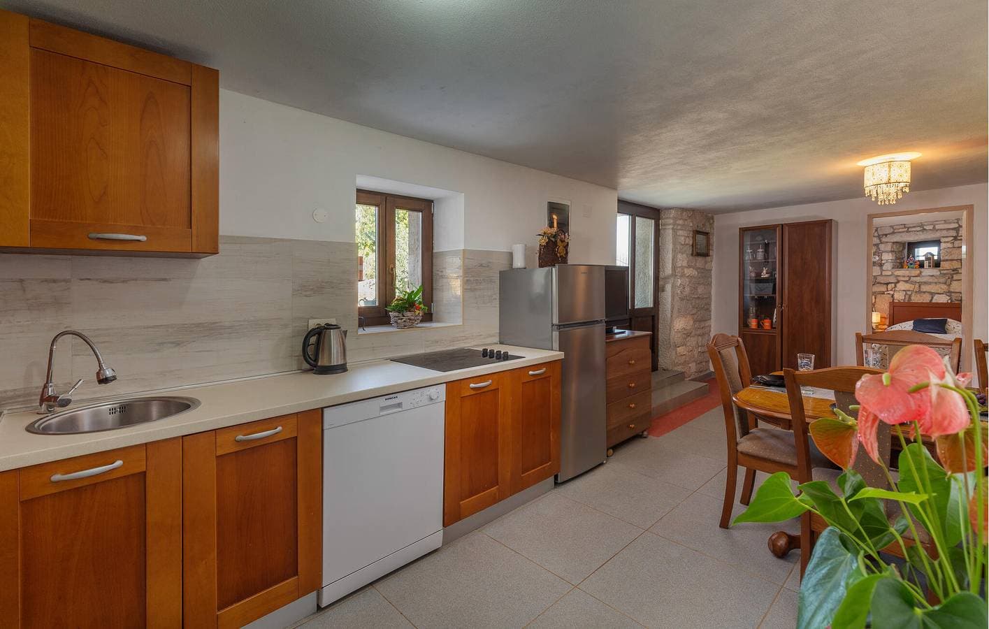 Foto 6 von 40: Reizende 128 m² große Wohnung mit Pool, Terrasse und Parkplatz in der Nähe des Stadtzentrums von Anzici