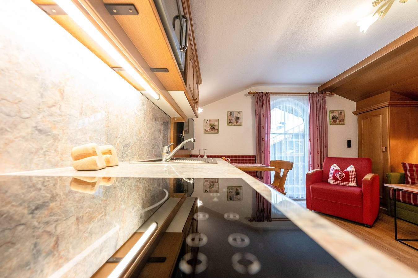 Foto 13 von 29: Ferienwohnung 'Nr. 2 Karwendel' mit Bergblick, Balkon und Wi-Fi