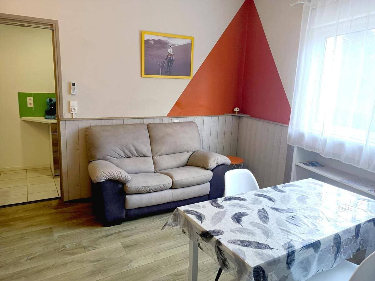 Grand studio climatisé avec draps fournis et grand parking gratuit 1
