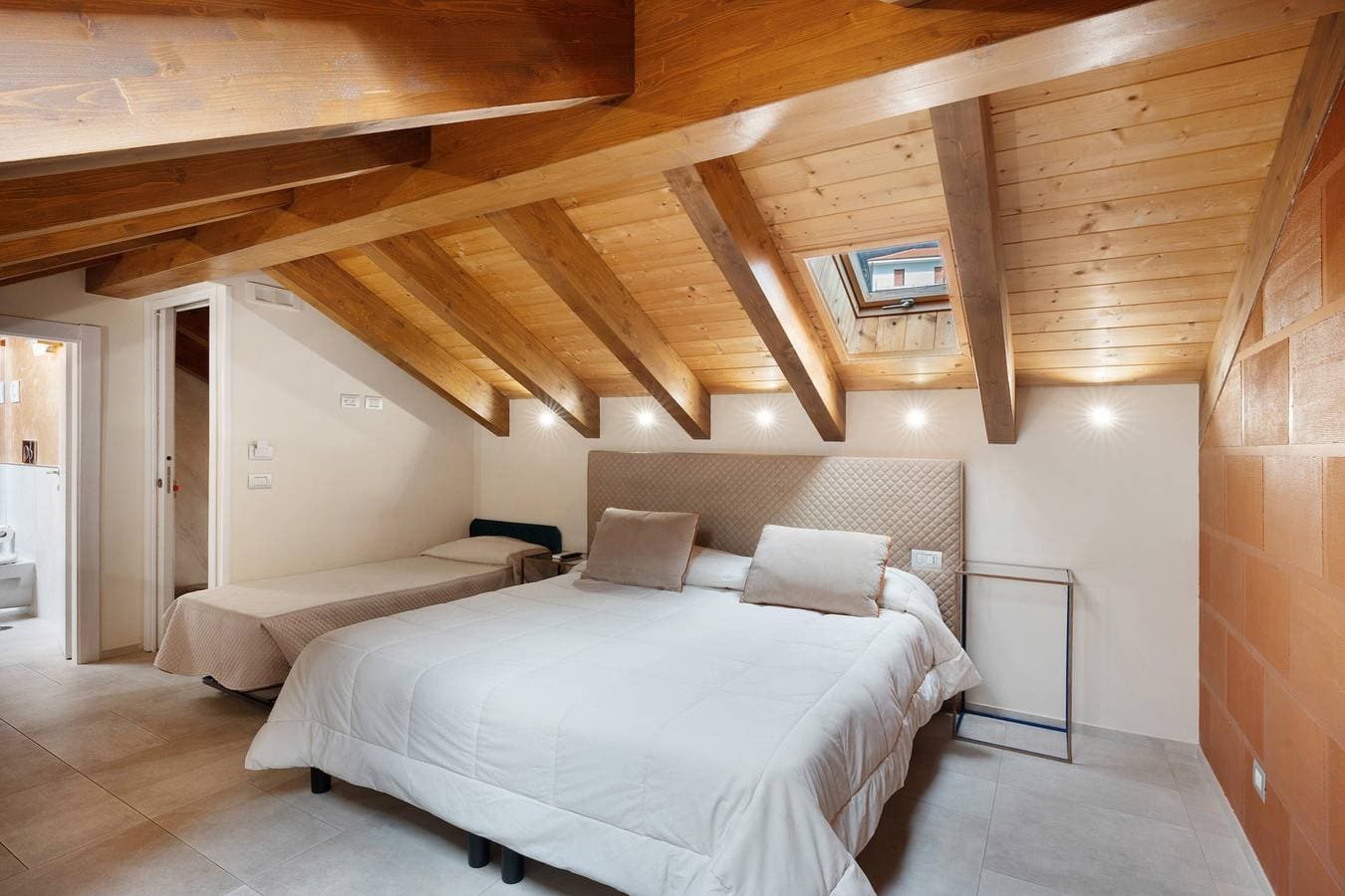 Foto 11 von 13: Zimmer 'L'Oro Di Napoli' mit Wi-Fi und Klimaanlage