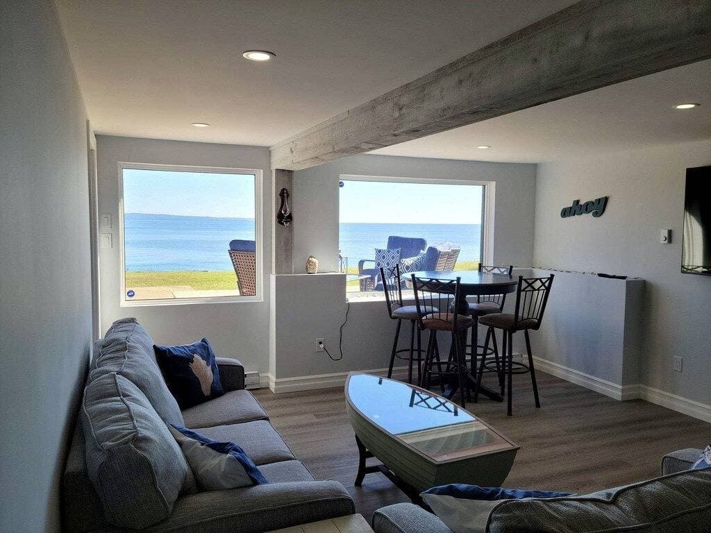 Foto 13 von 36: Breakwater...Oceanfront Executive Home w/hot tub overlooking Bay of Fundy