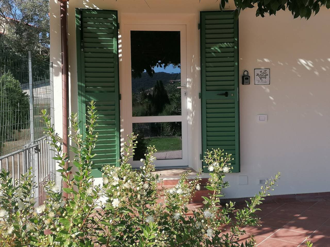 Foto 9 von 36: Appartamento Il Mirto mit mediterranem Garten und Meerblick