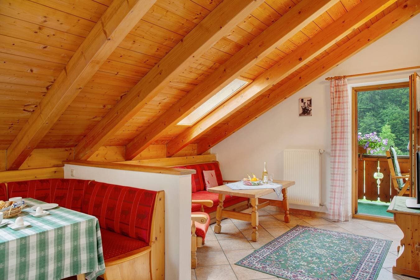 Foto 11 von 33: Ferienwohnung 'Waxenstein' mit Bergblick, Balkon und WLAN