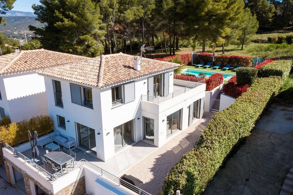Neue Ferienvilla mit Pool mit herrlichem Meer- und Dorfblick 1