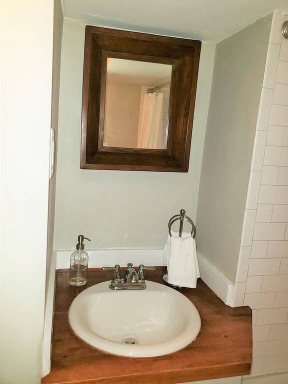Foto 3 von 25: Spacious Victorian perfect for large groups.  Walk to Main Street!