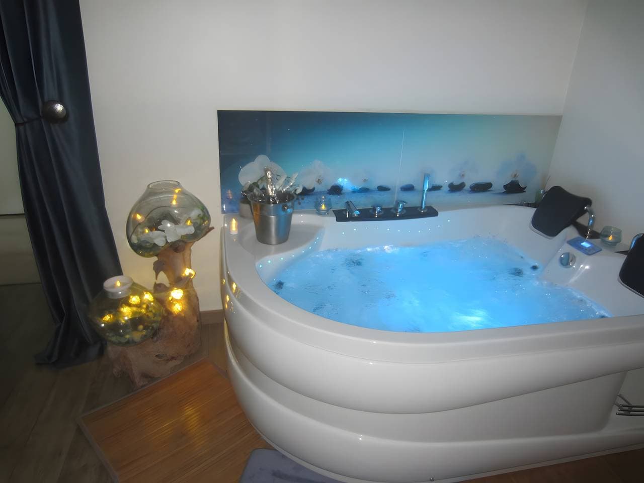 Foto 6 von 30: Gästezimmer „Balnéo Spa Cœur À Cœur“ mit privatem Pool, WLAN und Klimaanlage