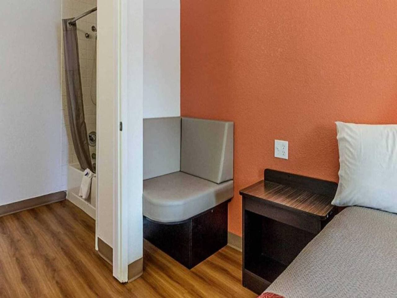 Foto 6 von 38: 1 Kingsize-Bett | Nichtraucherzimmer, Mikrowelle