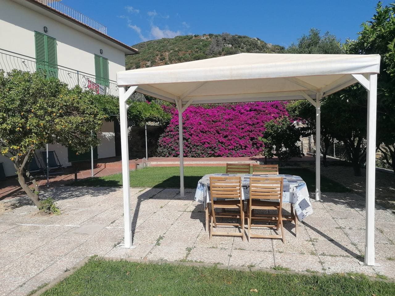 Foto 5 von 36: Appartamento Il Mirto mit mediterranem Garten und Meerblick