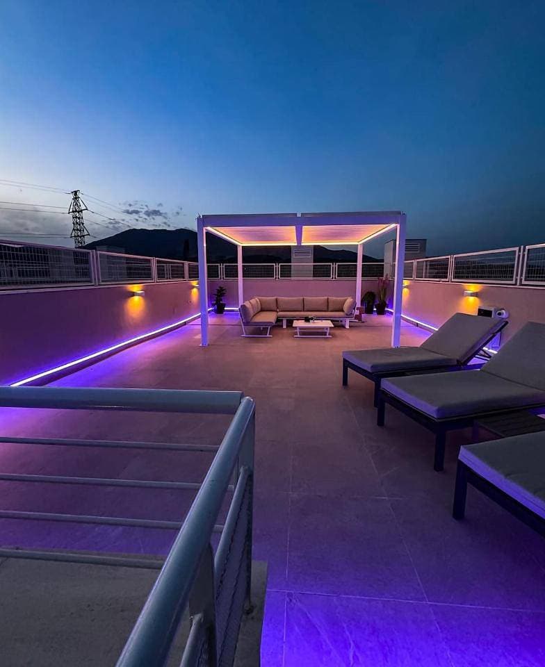 Foto 6 von 78: Two-Bedroom Apartment with Balcony and Terrace