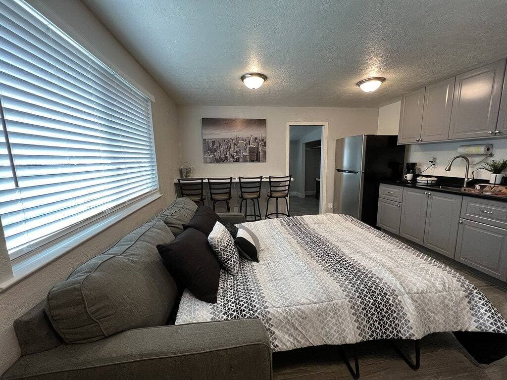 Foto 12 von 23: Modern private in desirable neighborhood