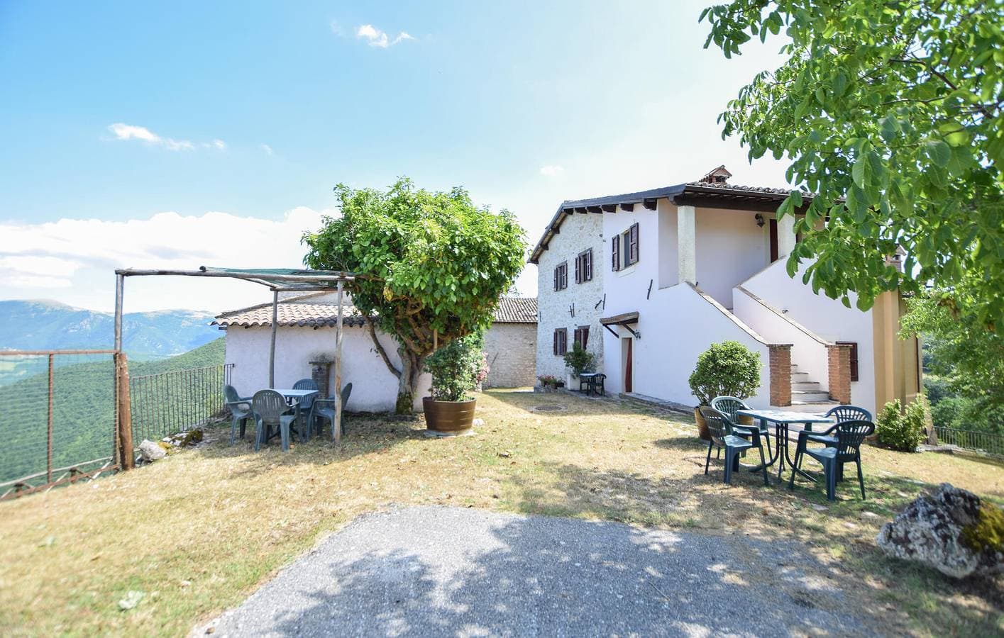 Charmante 230 m² große Wohnung mit Pool, Garten und Parkplatz 1