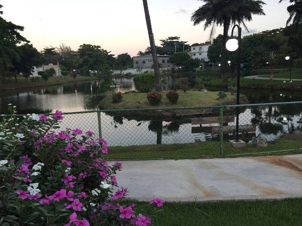 Foto 8 von 46: Haus 5/4 in Vilas do Atlântico, Ar, 3 Suiten, Pool, Grill und Möbliert