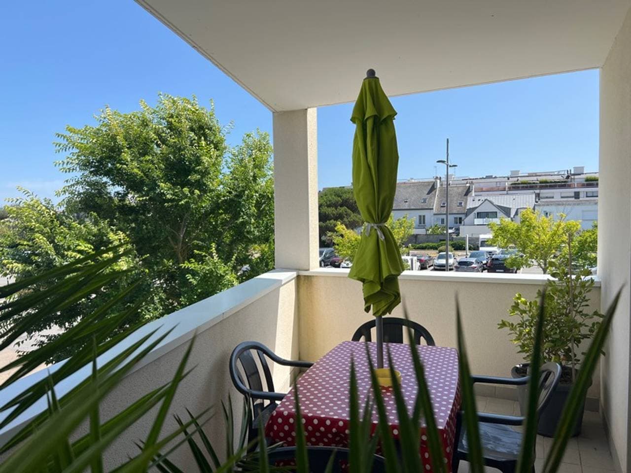 Foto 9 von 32: Moderne 3-Zimmer-Wohnung mit Balkon, Aufzug, nahe Stränden und Geschäften, Parkplatz inklusive