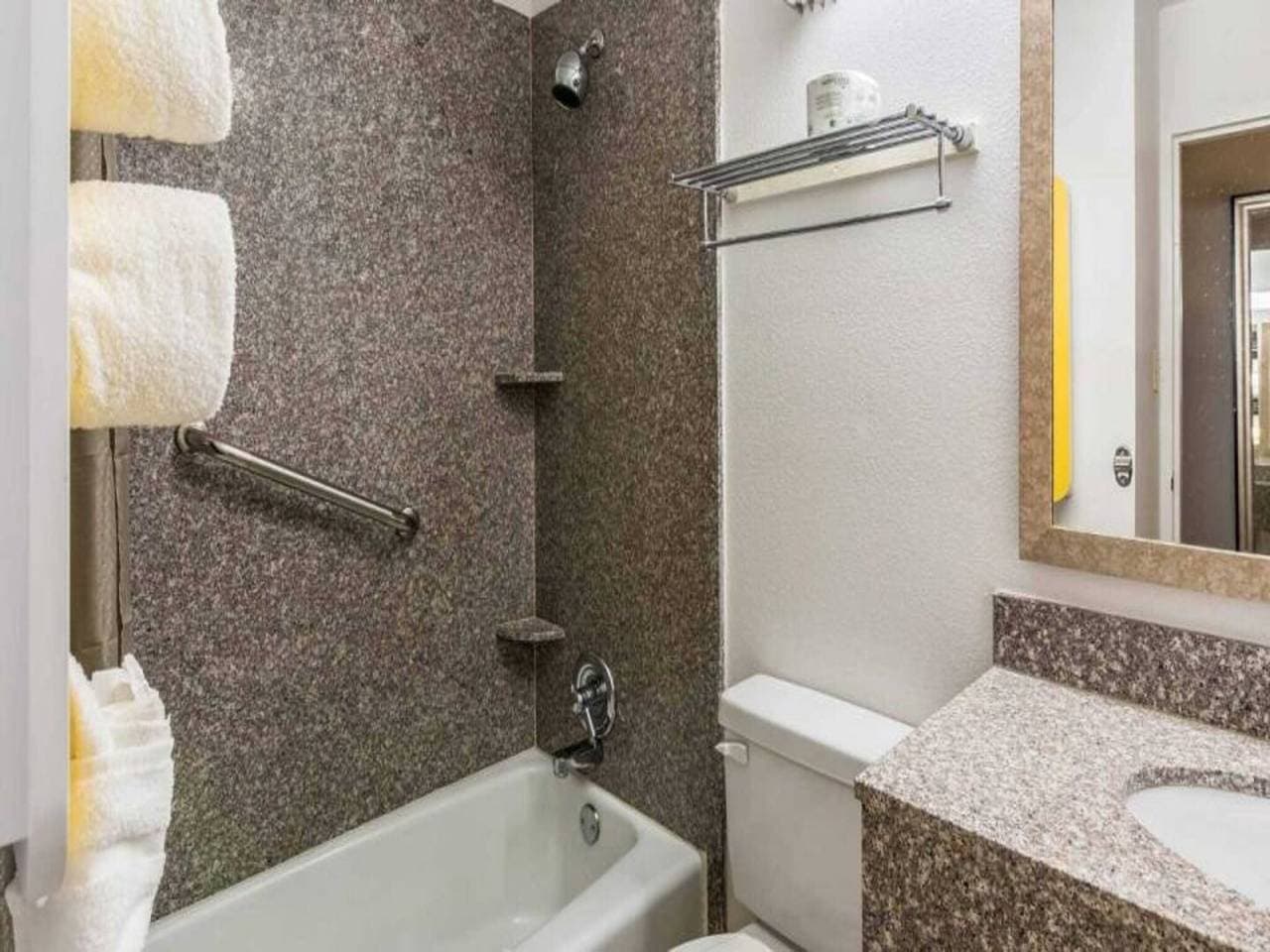 Foto 13 von 27: 2 Queensize-Betten | Nichtraucherzimmer, Mikrowellenkühlschrank