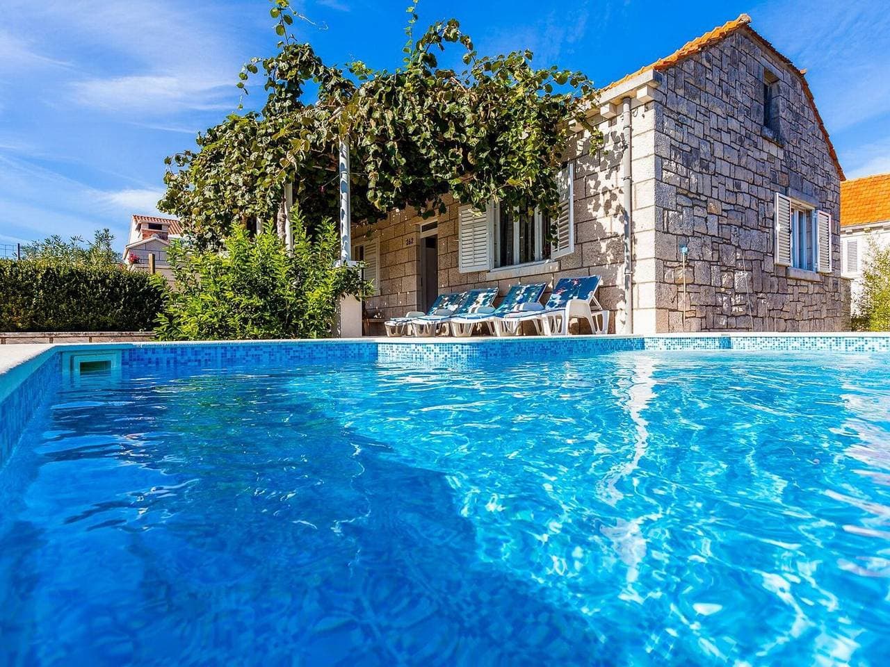 Green Garden House - Four Bedroom House with Private Pool 1