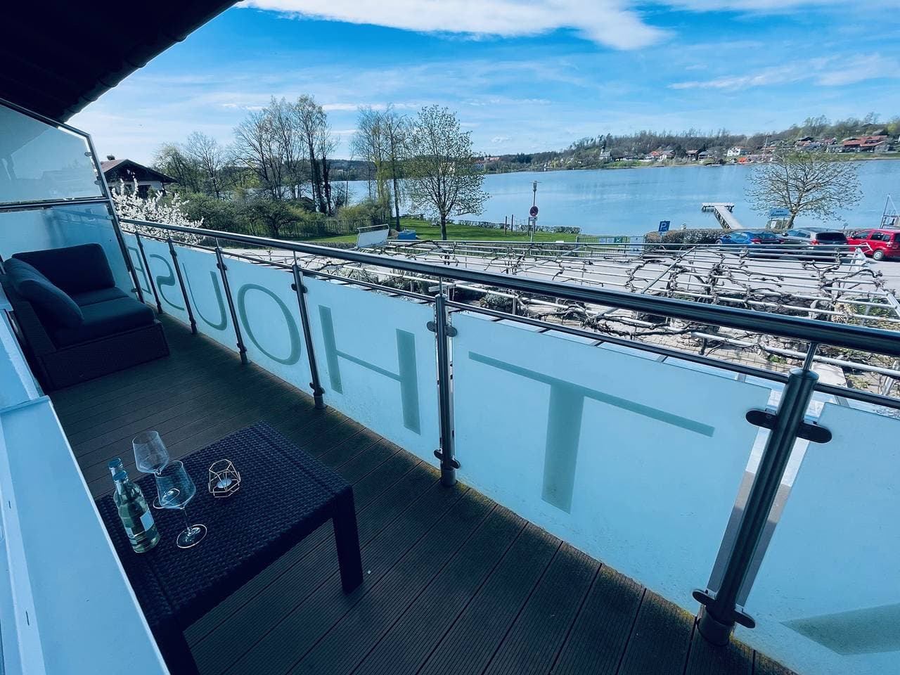 Foto 3 von 27: Das Bootshaus - Ferienwohnung Sundowner, 50 qm, 1 sep. Schlafzimmer mit Balkon