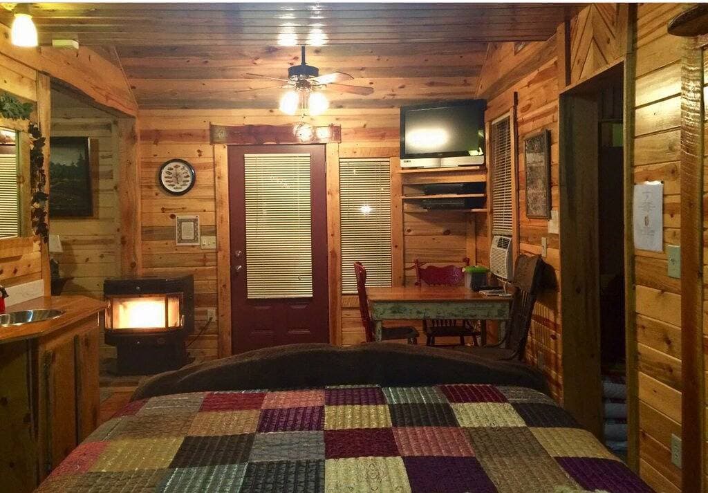 Foto 3 von 13: Mountain Peaks Inn, Old Baldy Mtn Suite, Downtown Hill City