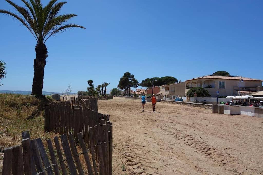 Studio Hyères pieds dans l 'eau rez de jardin 1