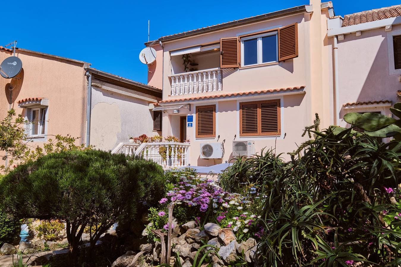 Foto 13 von 22: Das Apartment Jasmina 1 befindet sich in ruhiger Lage in Mali Lošinj. Es ist ideal für zwei Personen und besteht aus einem Schlafzimmer, einem Badezimmer, einem Wohnzimmer, einem Esszimmer und einer Küche. Es verfügt außerdem über eine Terrasse und einen Parkplatz vor dem Gebäude.