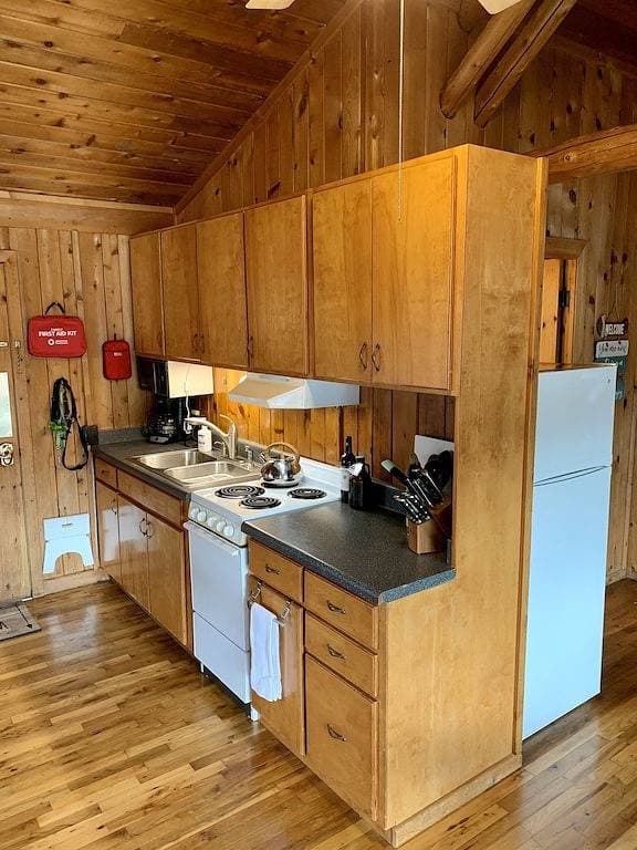 Foto 7 von 38: Cabin 2 at Cedar Key - Serene waterfront setting/No wake cove/Dog friendly!