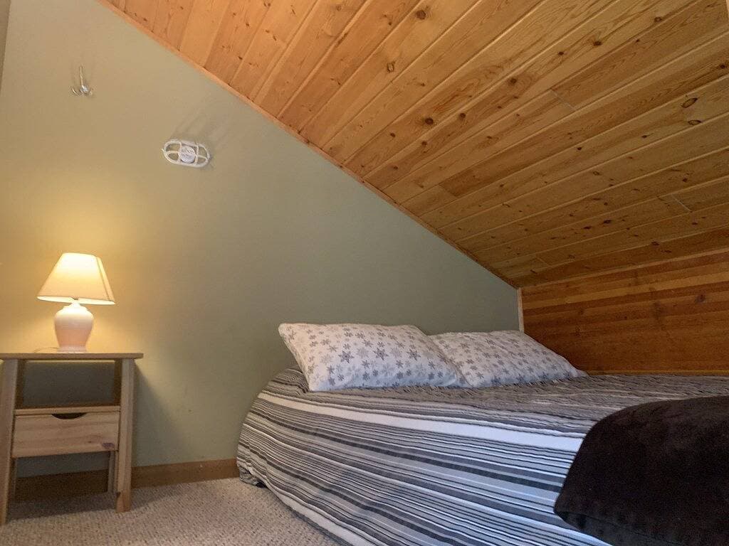 Foto 8 von 22: Dreamy Big White Chalet ski in/ski out with Hot Tub