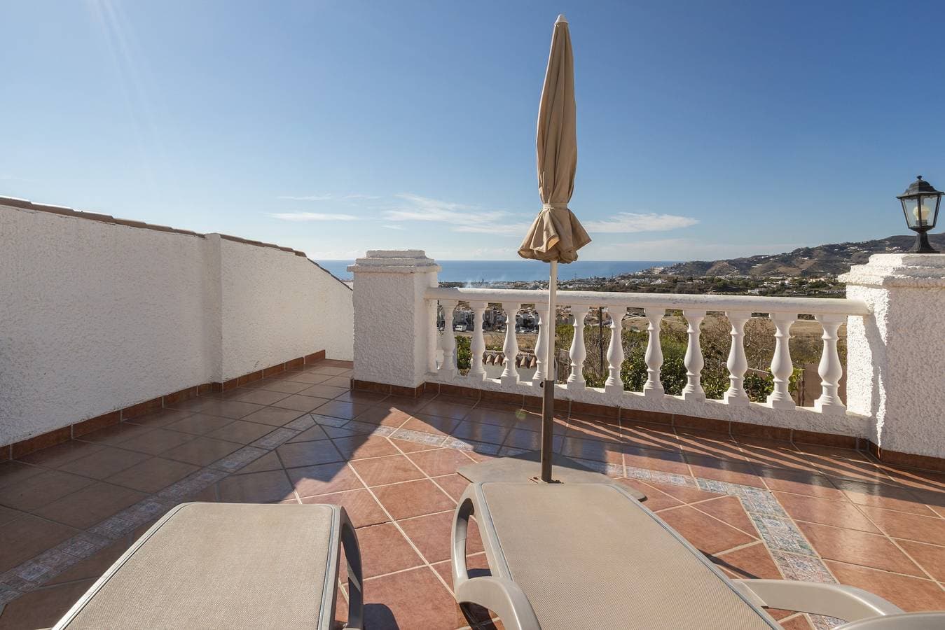 Foto 3 von 25: Villa Casa de JuneMor – Gemeinschaftspool, Dachterrasse & Panoramablick, Nerja