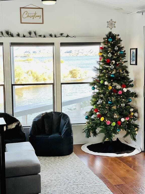 Foto 5 von 49: Waterfront Luxury Tiny Home with Stunning Lake  & Mountain Views!