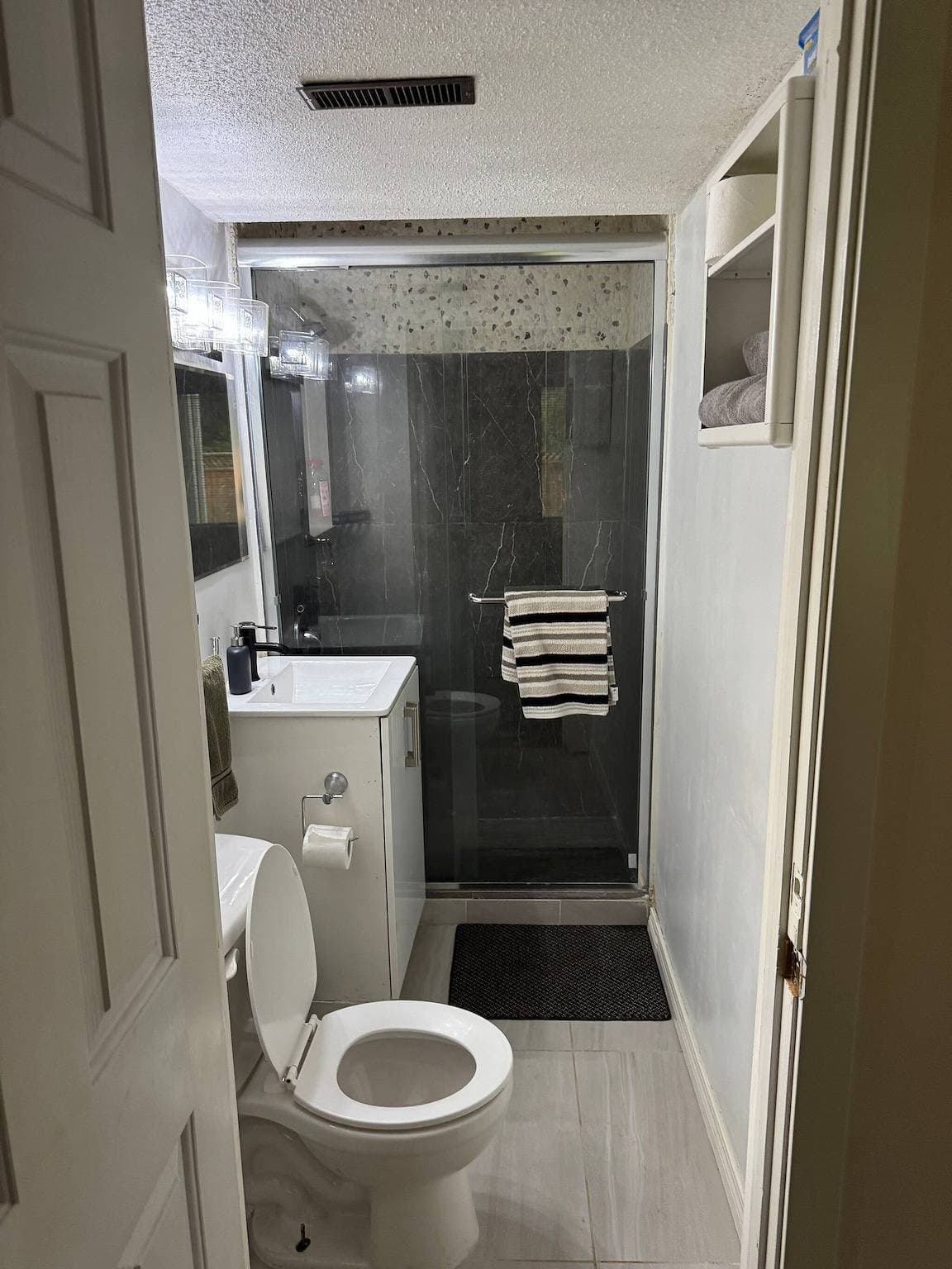 Foto 8 von 12: Gemütliches privates Zimmer mit angeschlossenem Waschraum Eigener Eingang Flexibler Check-In