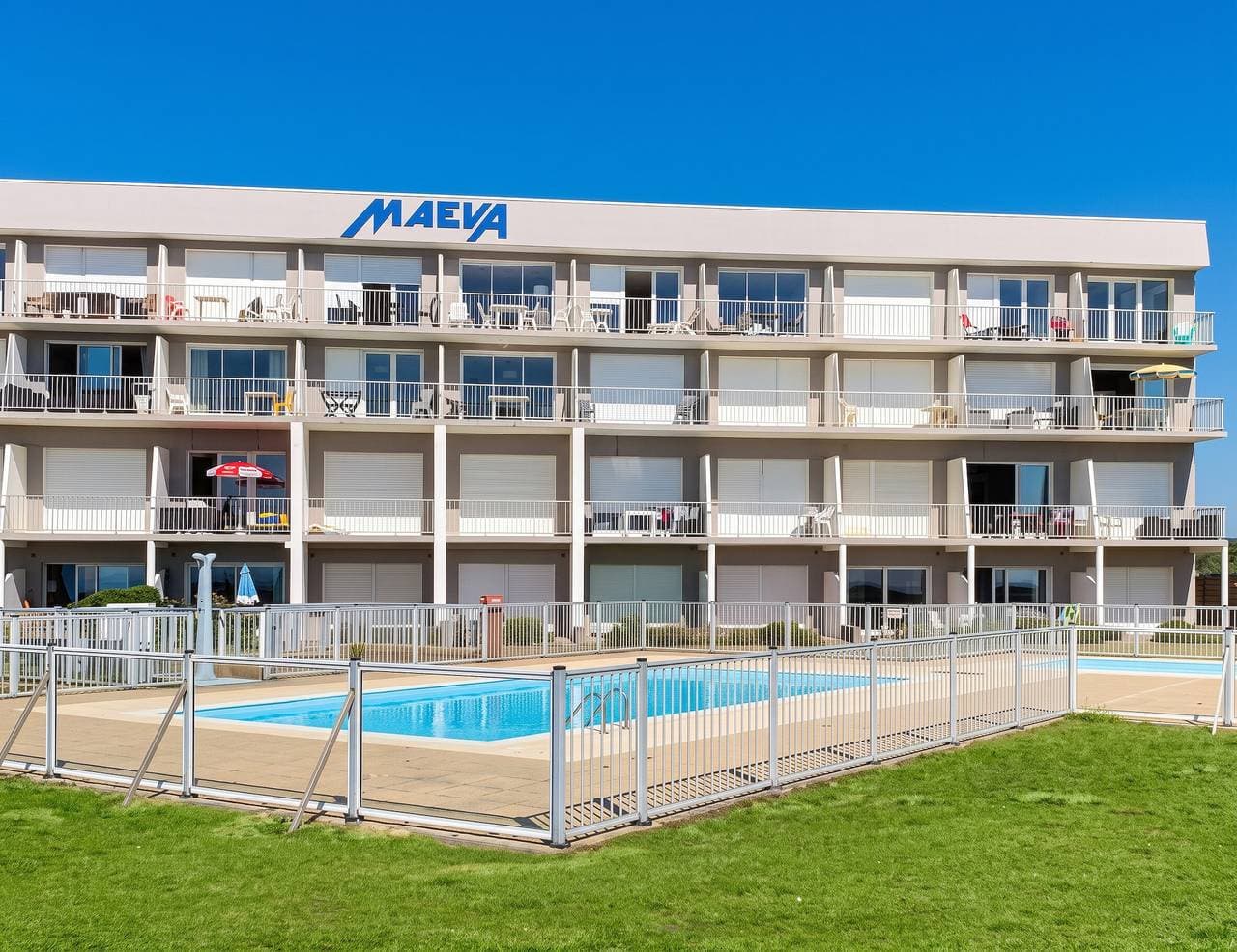 Foto 12 von 47: Meerblick Apartment mit Pool in Guidel - 42m² - Tennisplatz