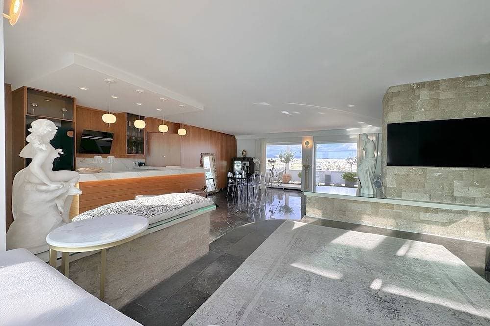Foto 5 von 30: One 360 Skyline Athens - Penthouse Suite with private Infinity Jacuzzi