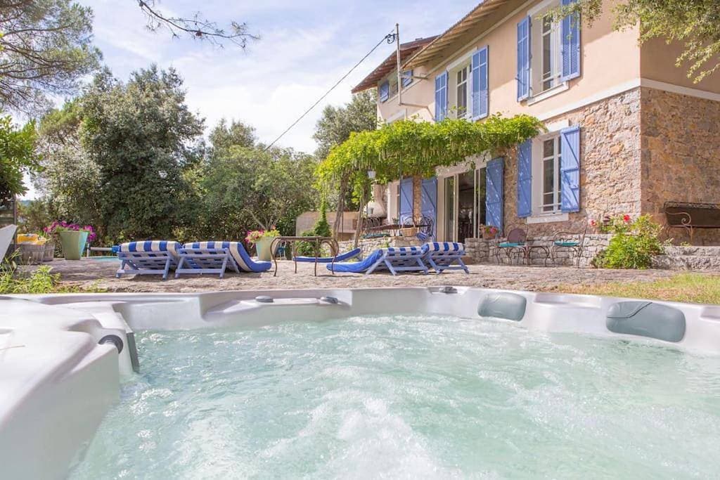 Villa Provençale avec 2 maisons d'amis ,piscine ,Jacuzzi ,vue mer 1