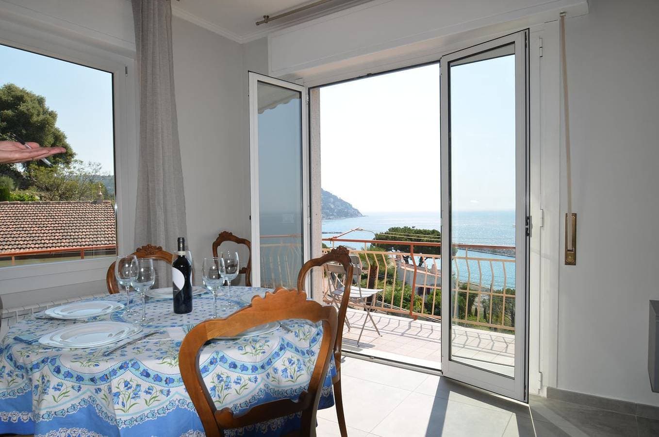 Foto 2 von 23: Neurenovierte Ferienwohnung direkt am Strand mit atemberaubendem Meerblick