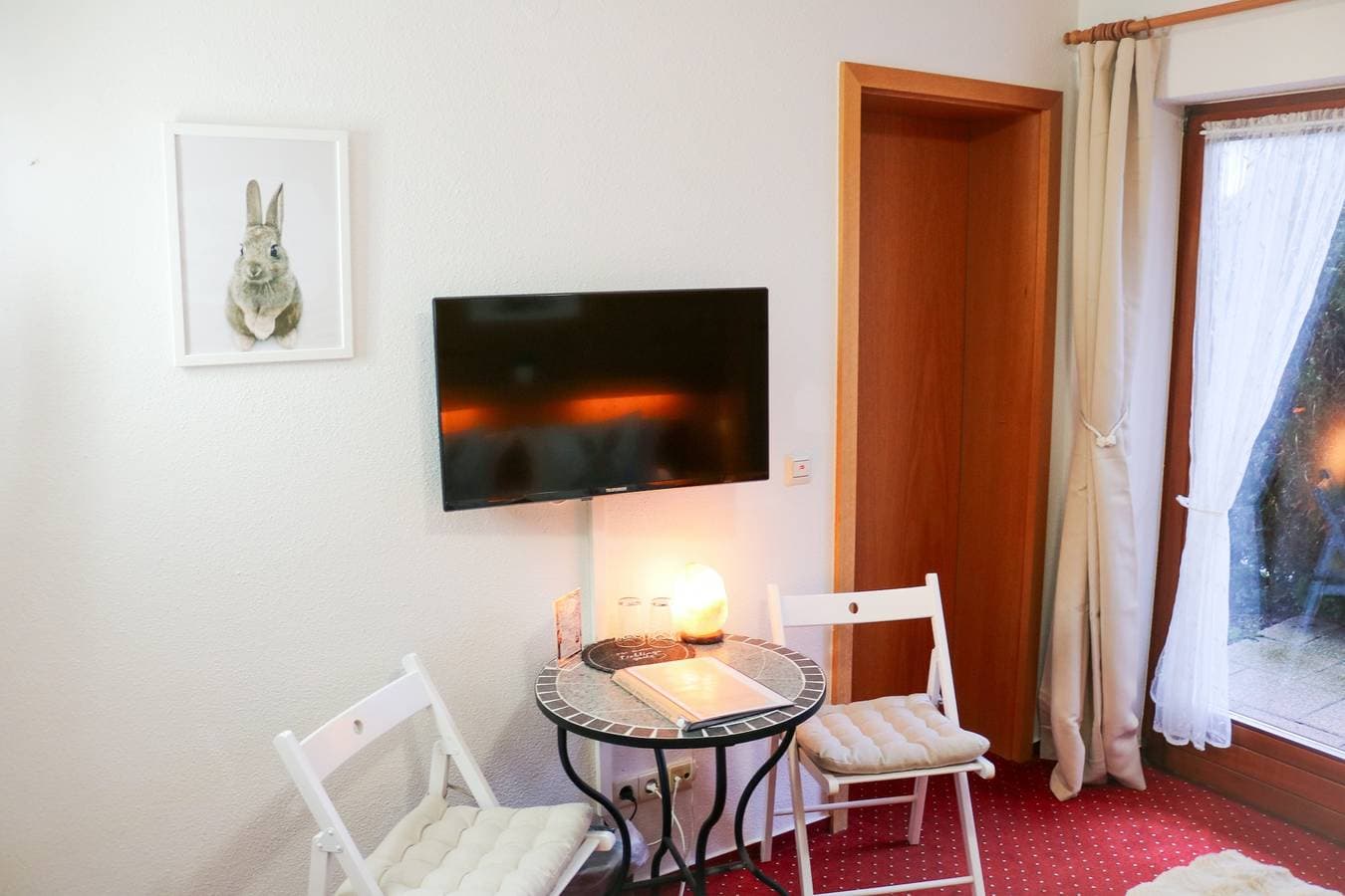 Foto 8 von 37: Bold Bunny – Kleines Doppelzimmer für 2 Gäste und Terrasse im Grünen