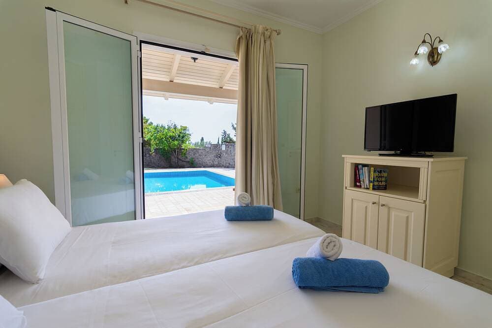 Foto 6 von 30: Private pool Villa Nefeli in Dassia Corfu